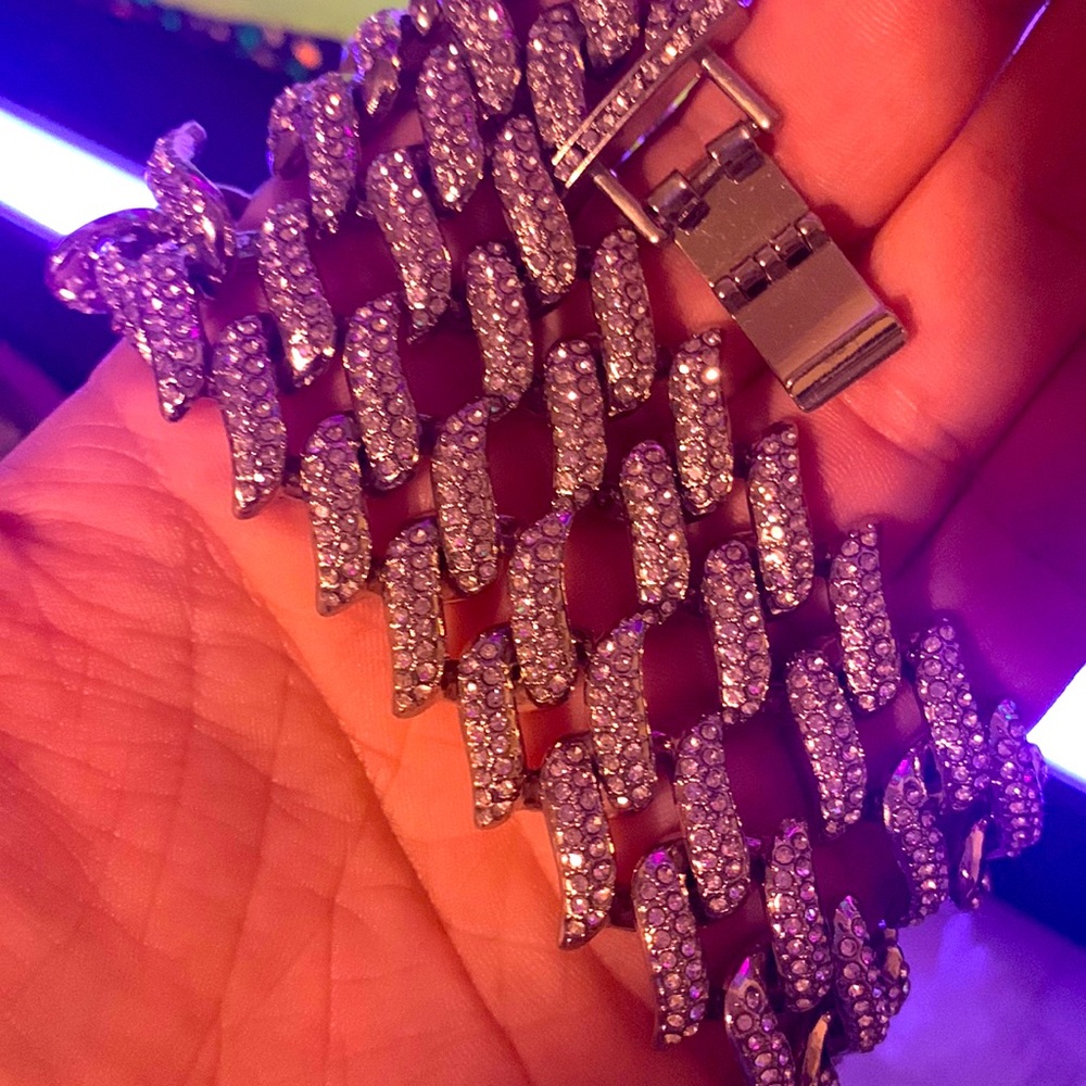 Reversible silver chain